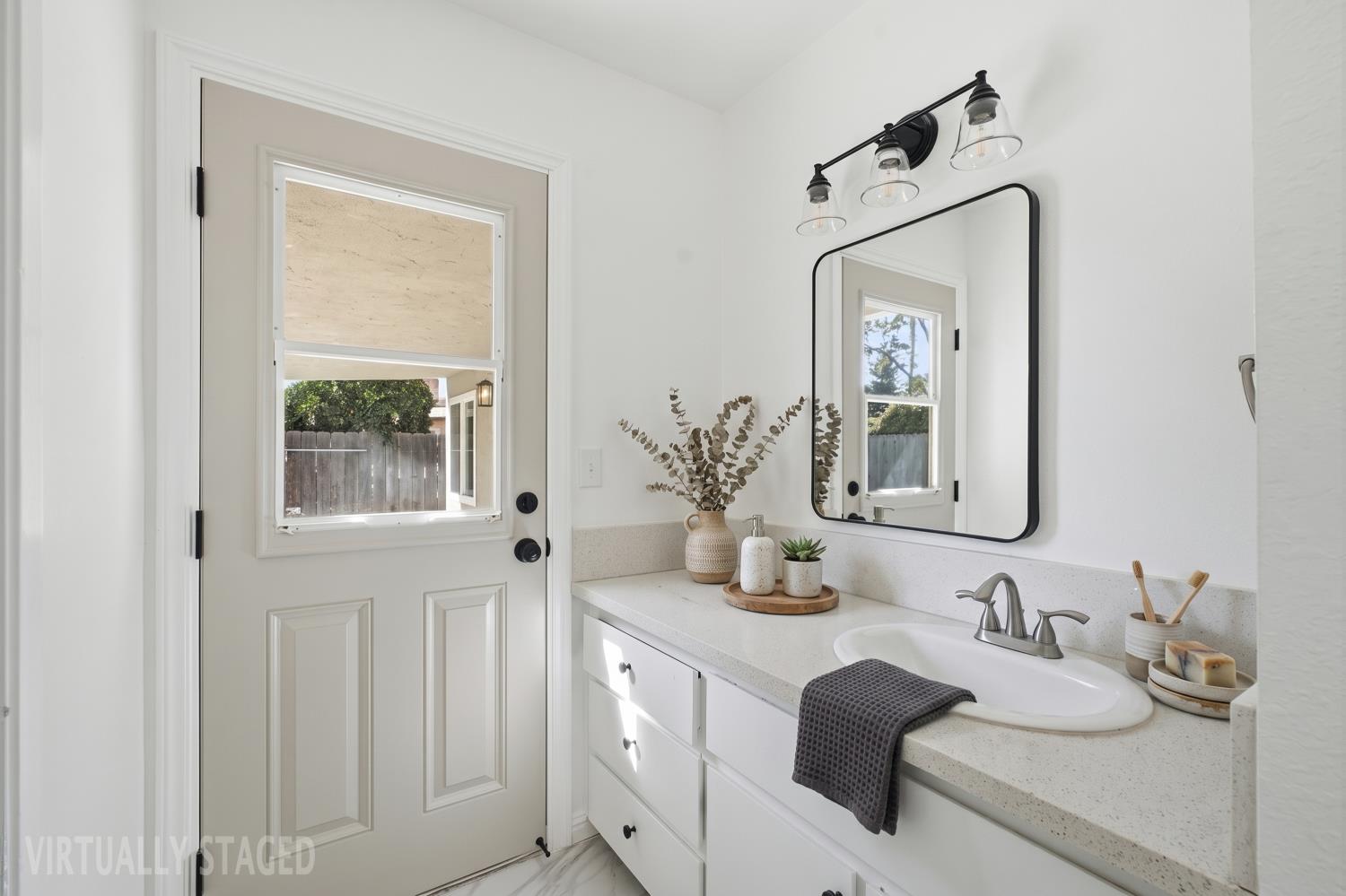 271 W Paul Ave, Fresno, CA 93704