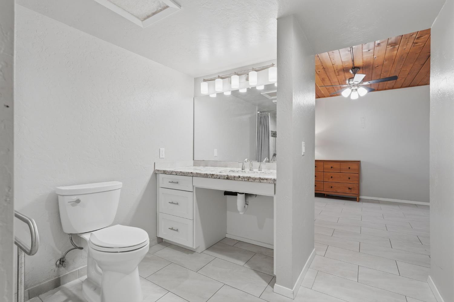 2950 W Border Links Dr, Visalia, CA 93291