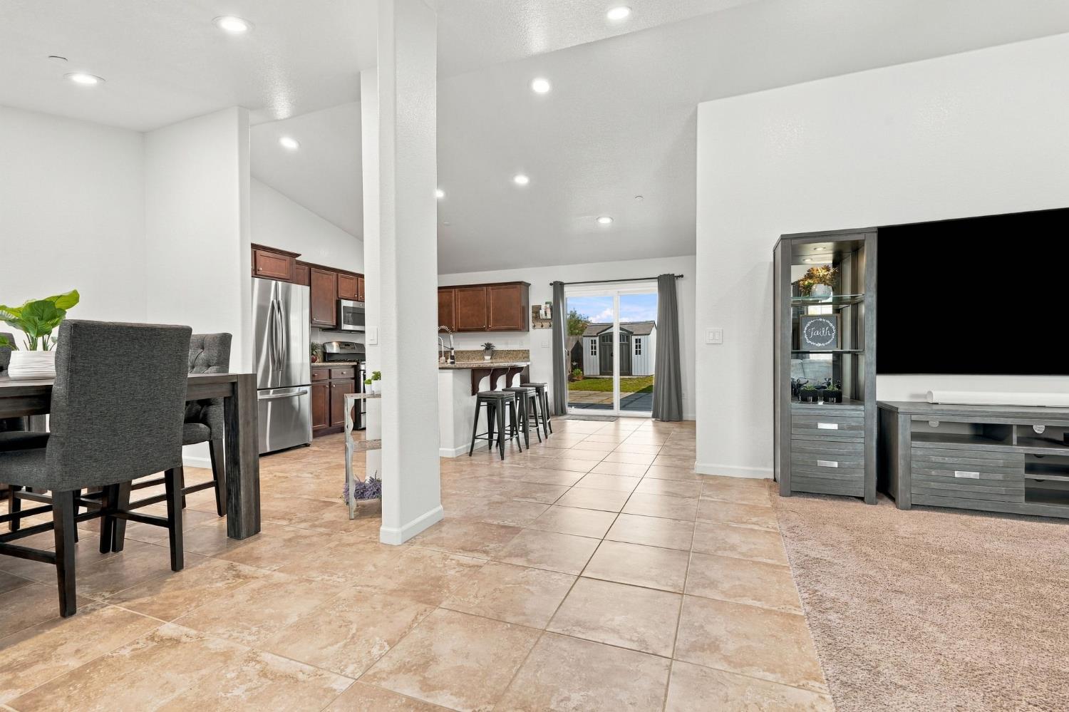 6592 E Orleans Ave, Fresno, CA 93727