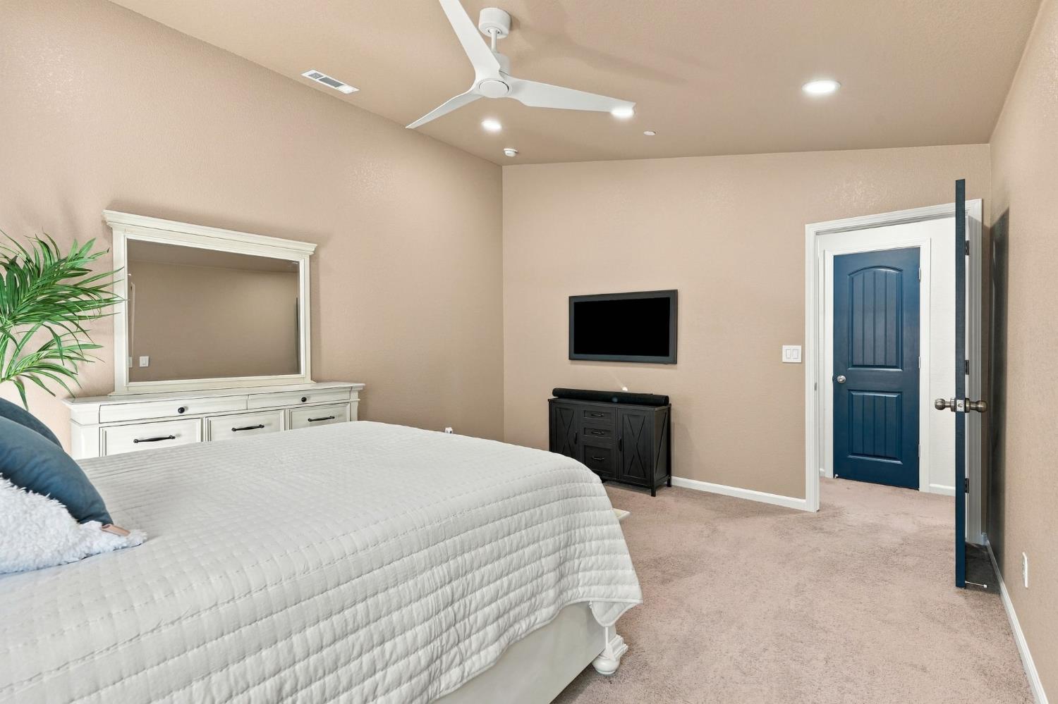 6592 E Orleans Ave, Fresno, CA 93727
