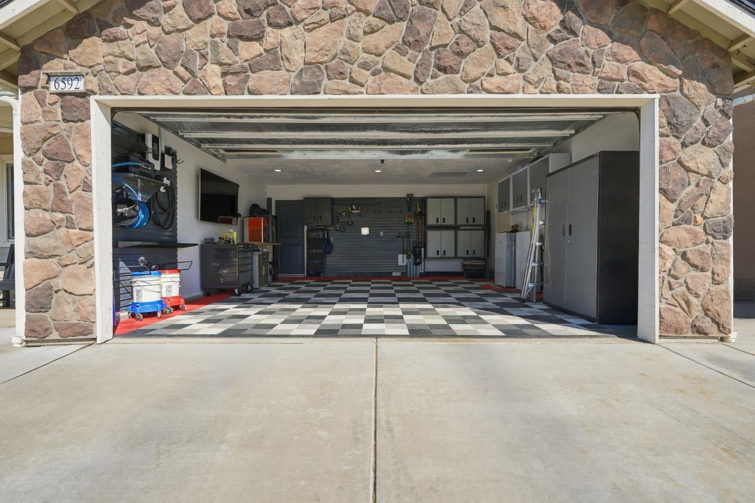 6592 E Orleans Ave, Fresno, CA 93727