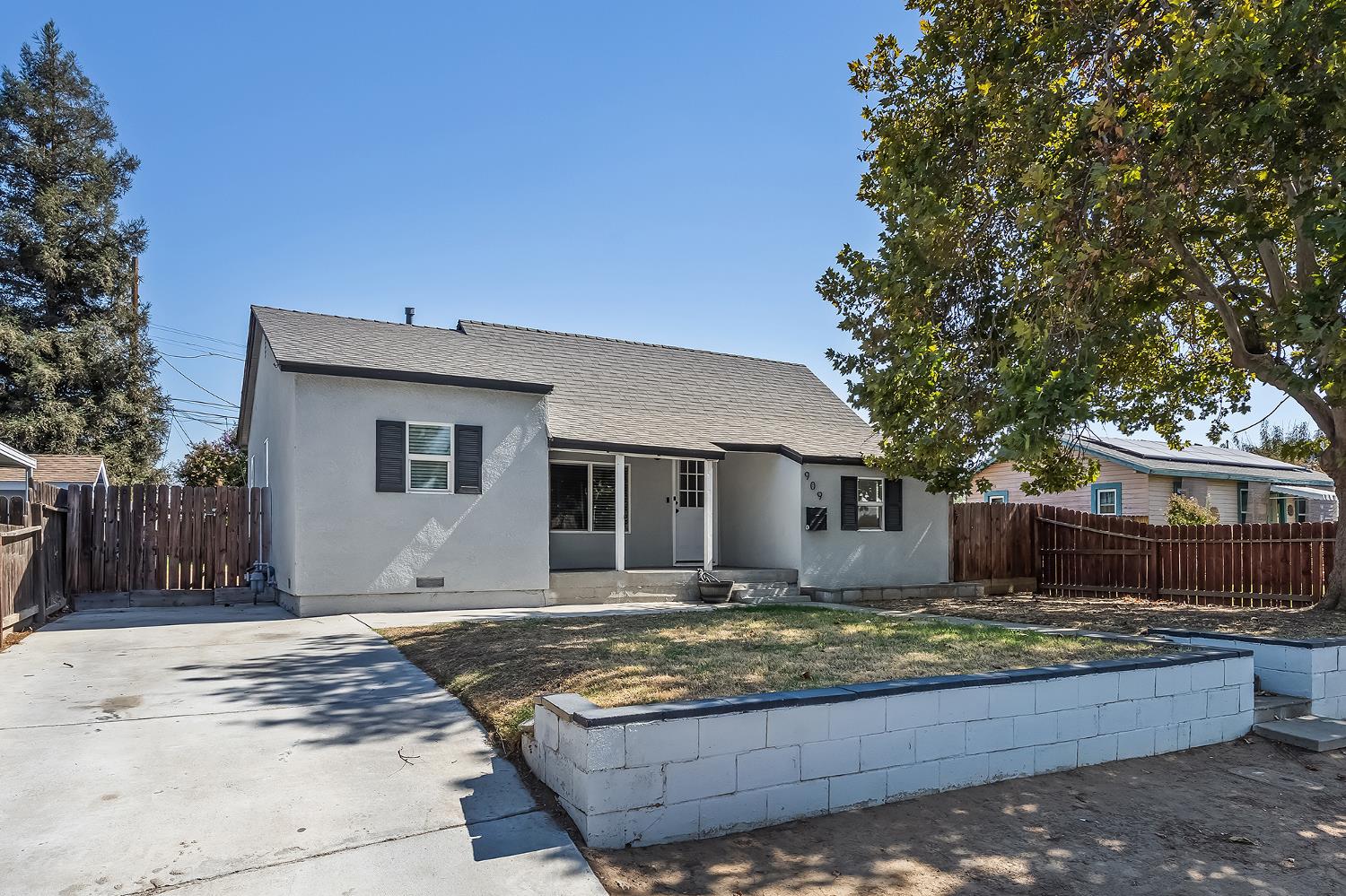 909 Dewitt, Clovis, CA 93612