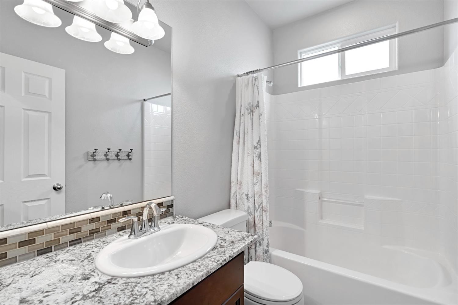 3452 Pontiac Ave, Clovis, CA 93619