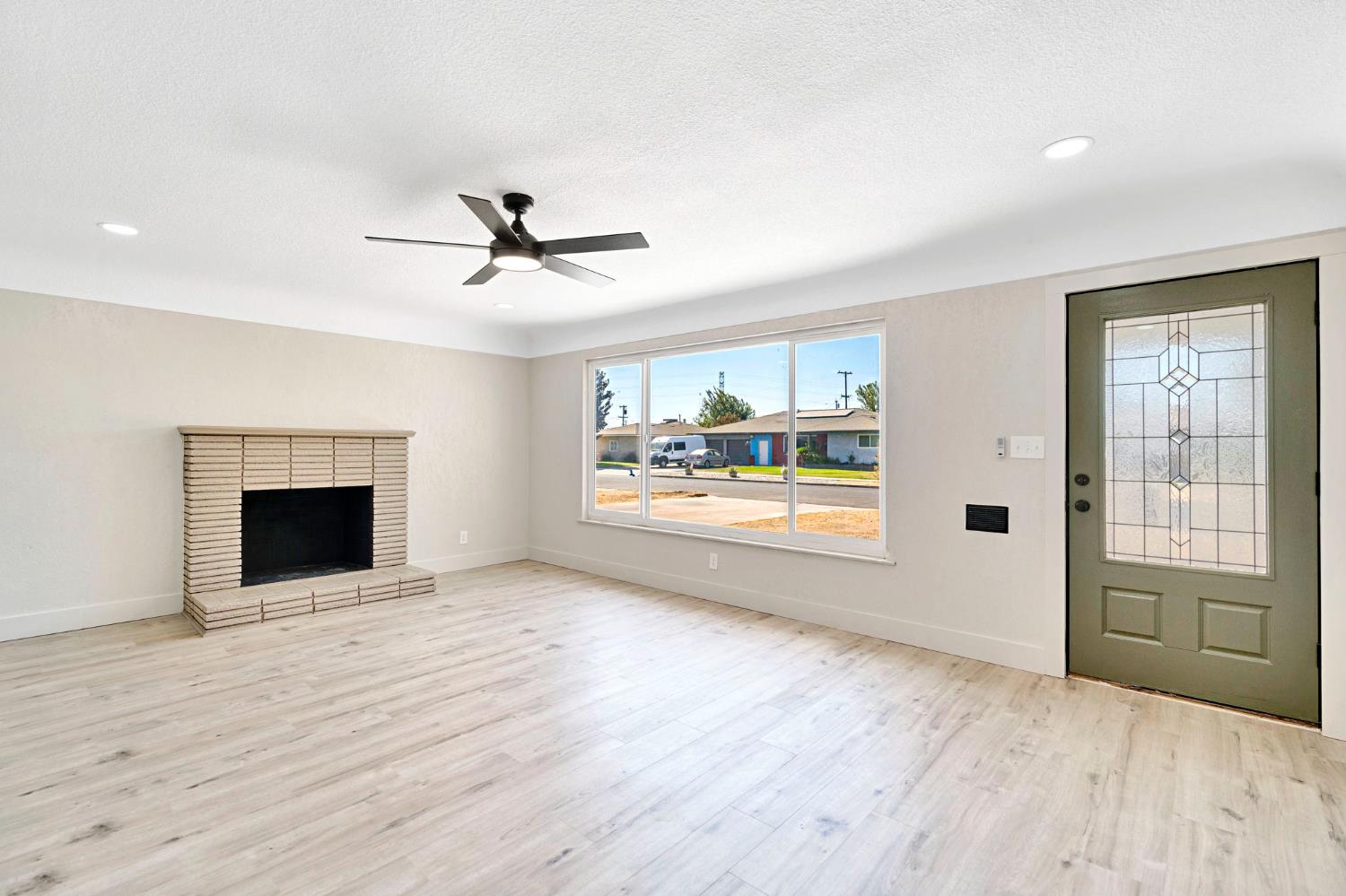 2320 N Price Ave, Fresno, CA 93703