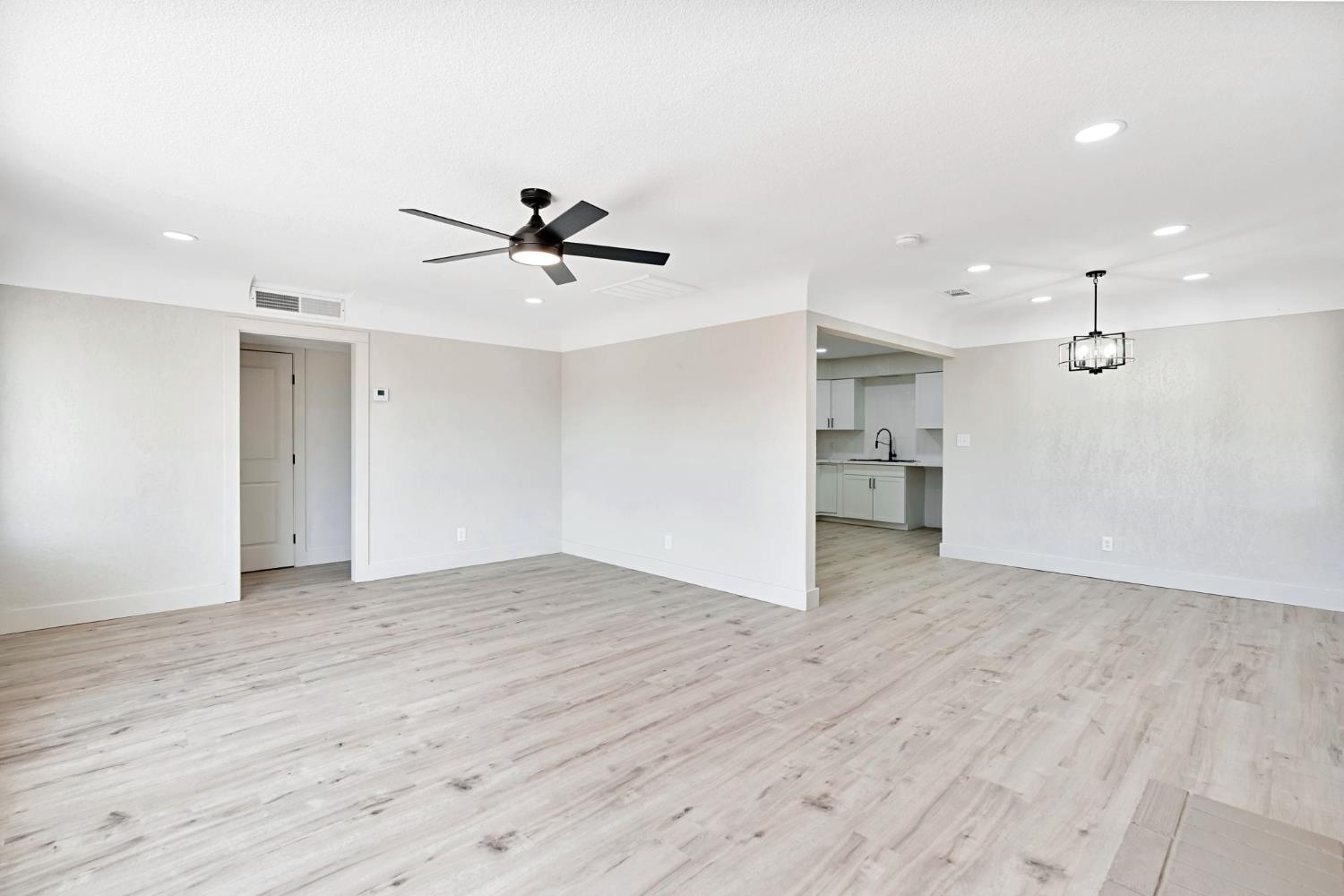 2320 N Price Ave, Fresno, CA 93703