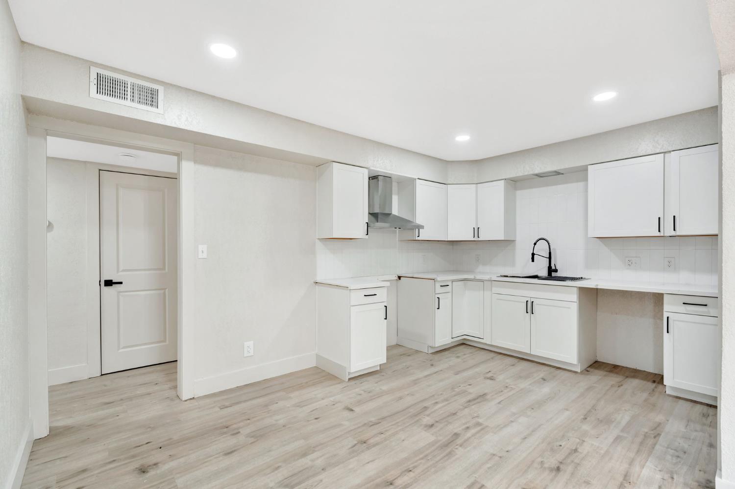 2320 N Price Ave, Fresno, CA 93703