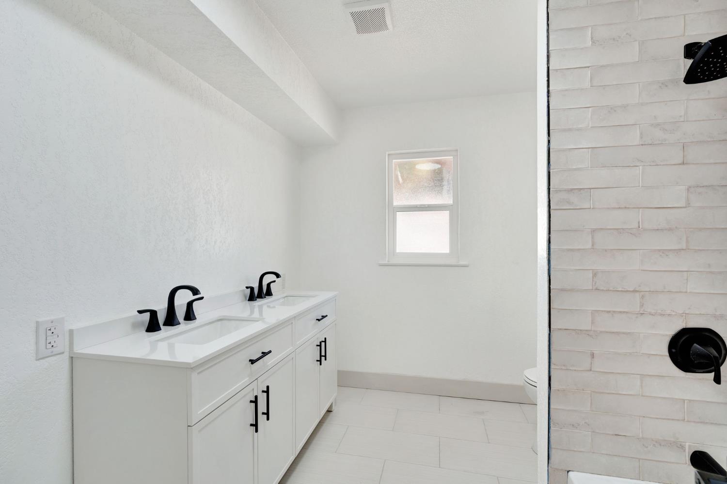 2320 N Price Ave, Fresno, CA 93703