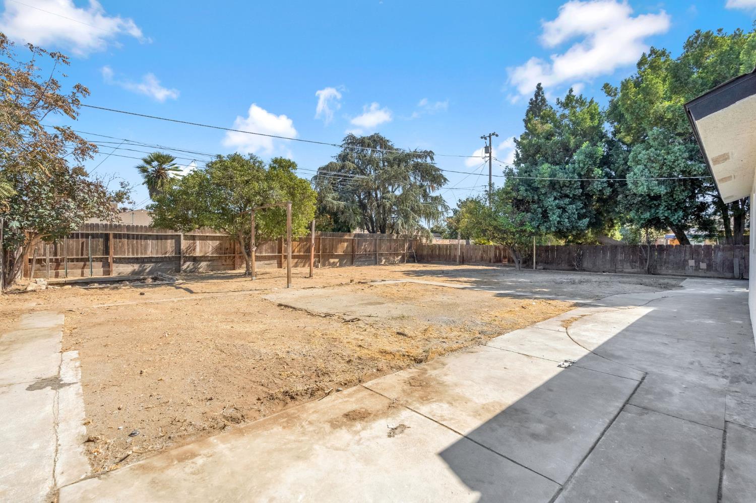 2320 N Price Ave, Fresno, CA 93703