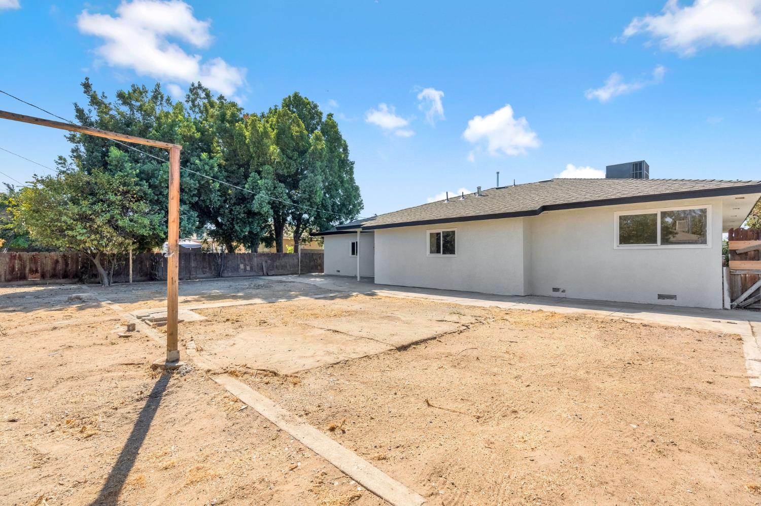 2320 N Price Ave, Fresno, CA 93703