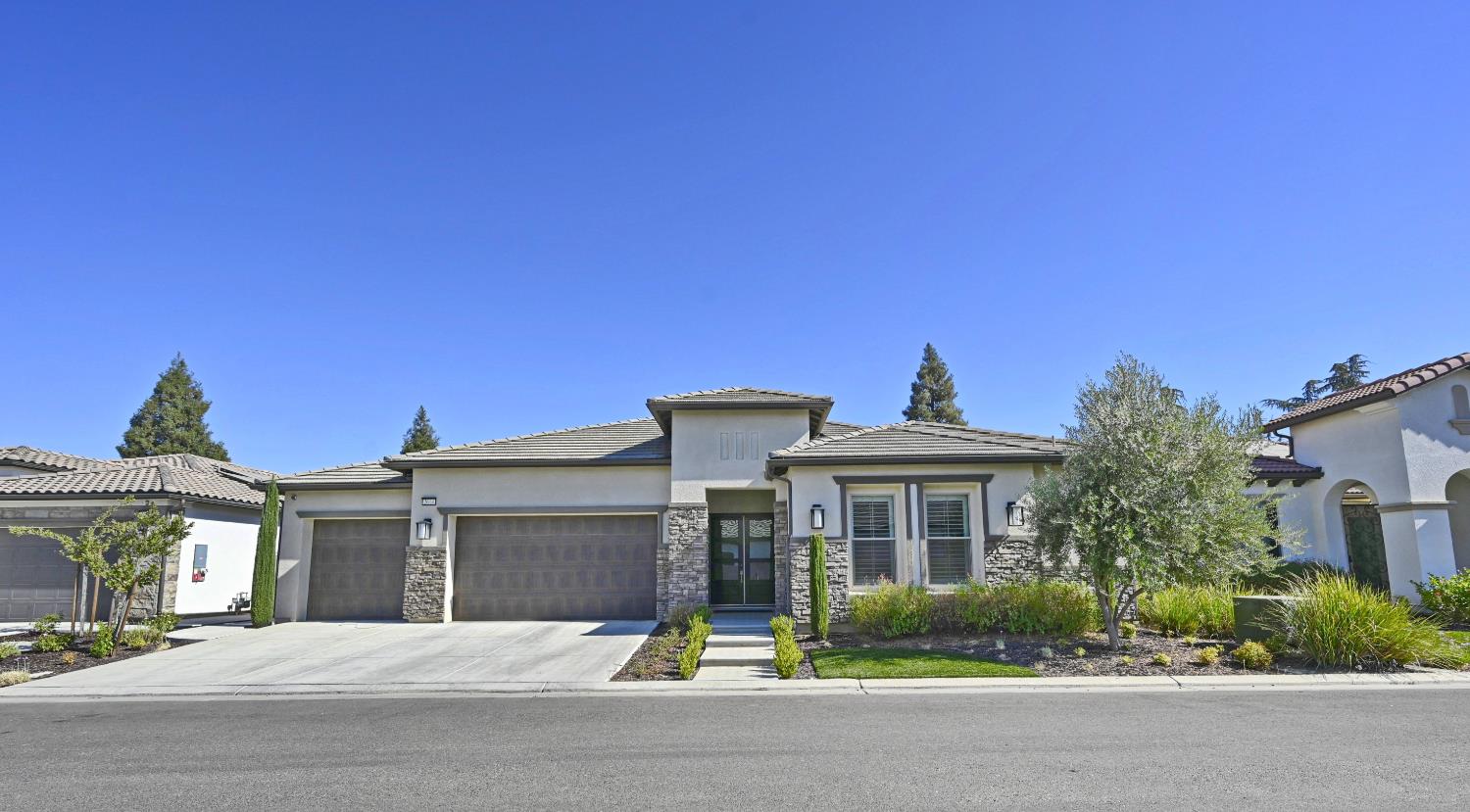 2614 E Via Sofia Dr, Fresno, CA 93730