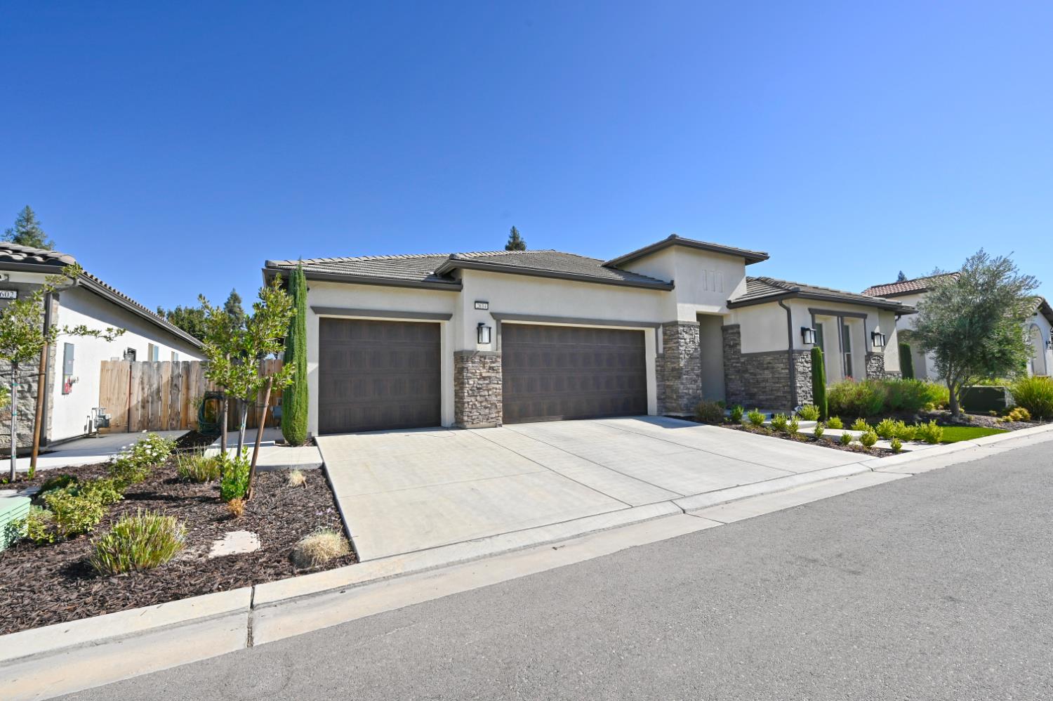 2614 E Via Sofia Dr, Fresno, CA 93730