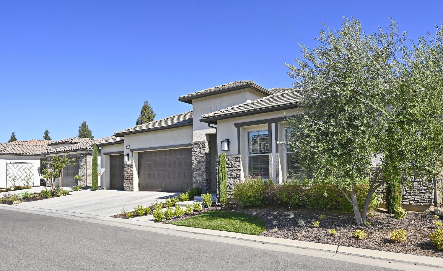 2614 E Via Sofia Dr, Fresno, CA 93730