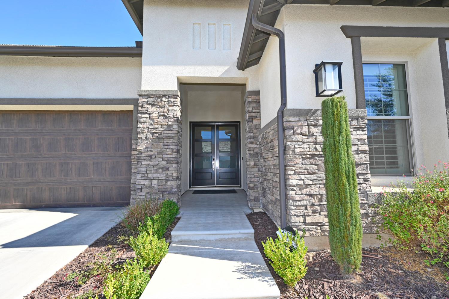 2614 E Via Sofia Dr, Fresno, CA 93730