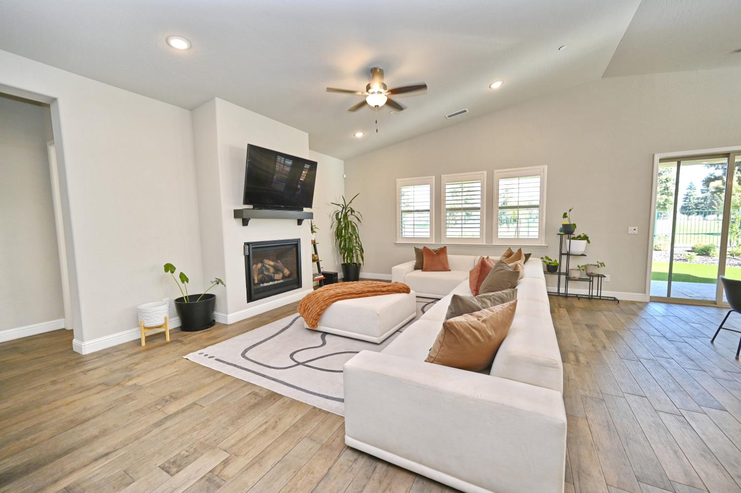 2614 E Via Sofia Dr, Fresno, CA 93730