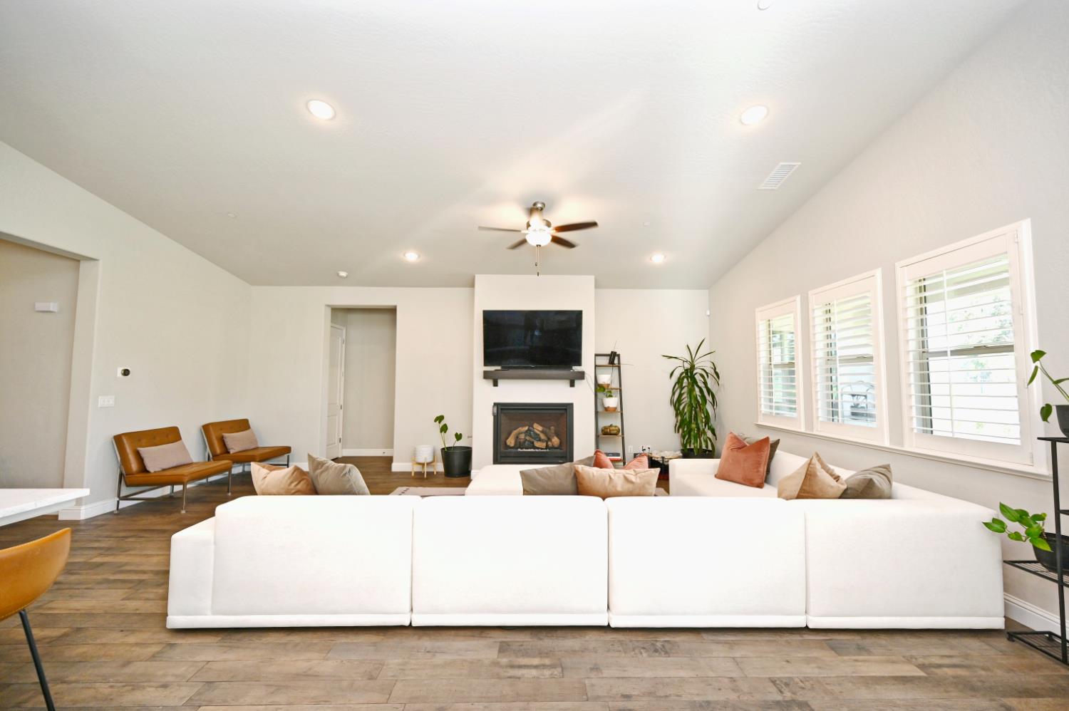 2614 E Via Sofia Dr, Fresno, CA 93730