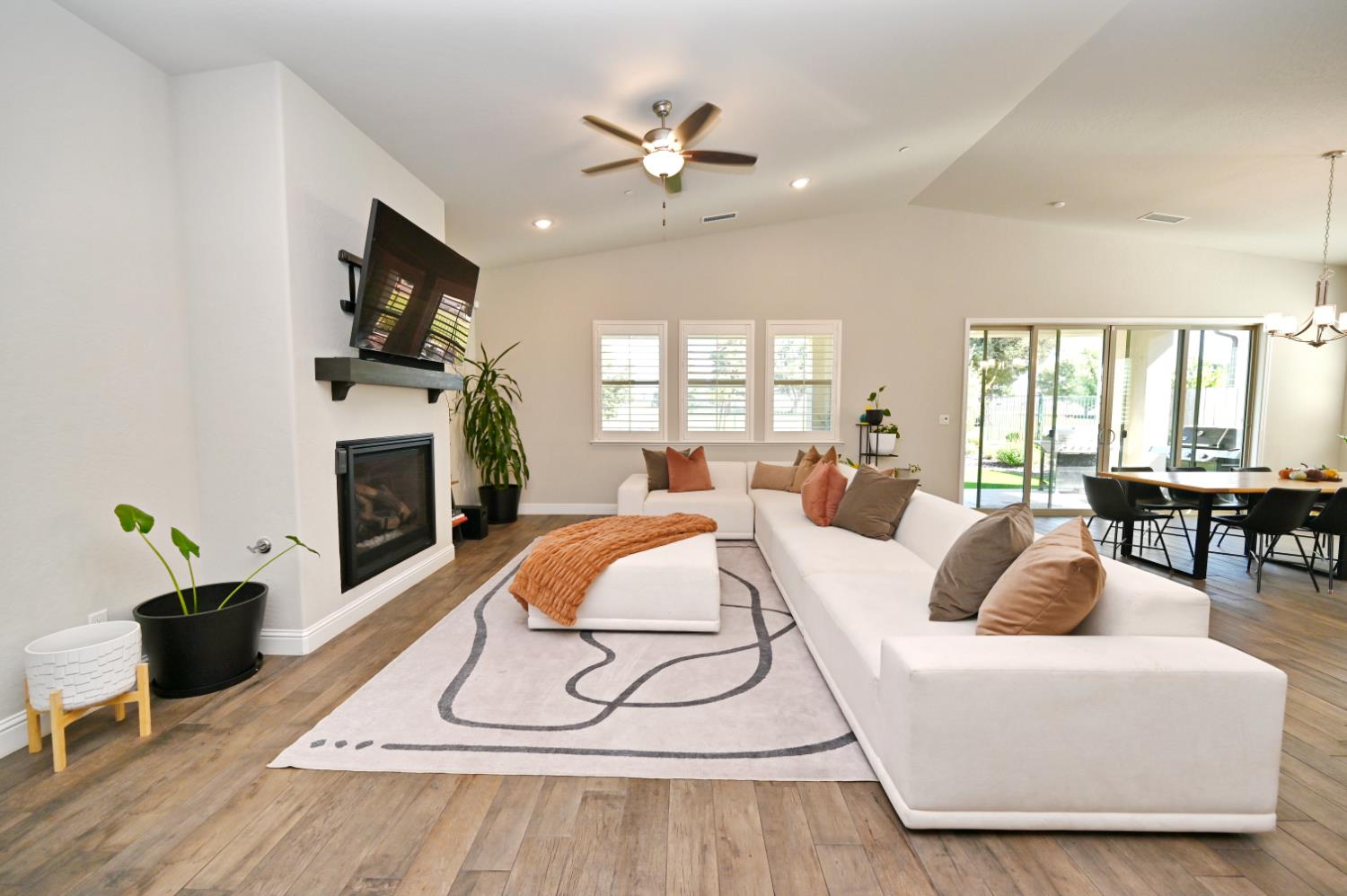 2614 E Via Sofia Dr, Fresno, CA 93730