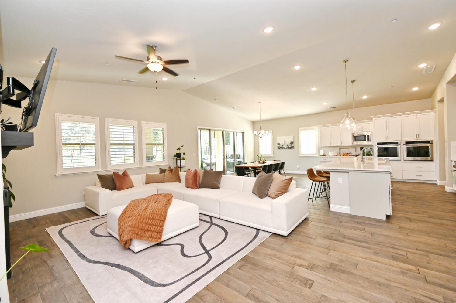 2614 E Via Sofia Dr, Fresno, CA 93730