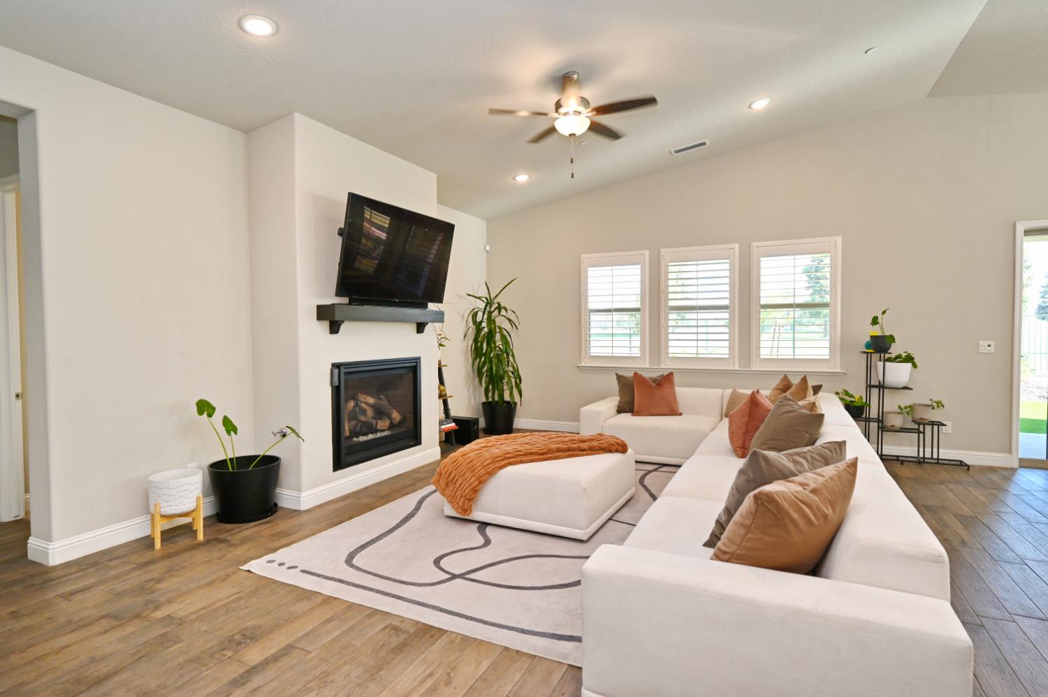 2614 E Via Sofia Dr, Fresno, CA 93730