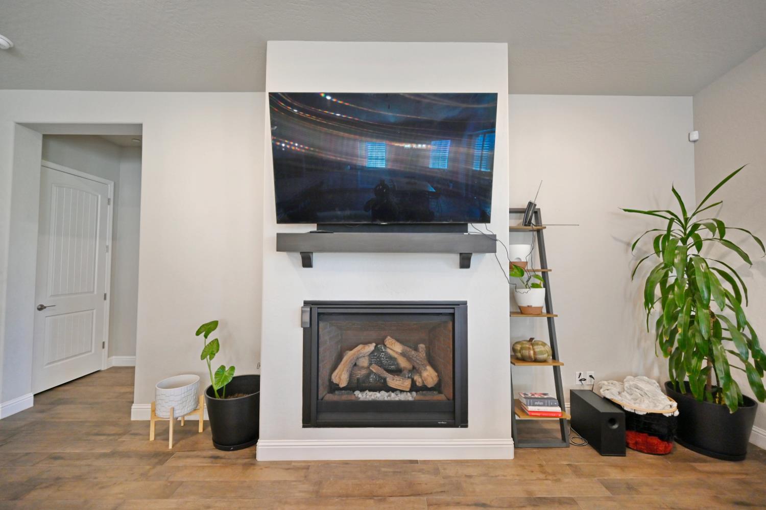 2614 E Via Sofia Dr, Fresno, CA 93730
