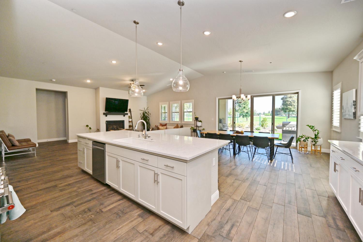 2614 E Via Sofia Dr, Fresno, CA 93730