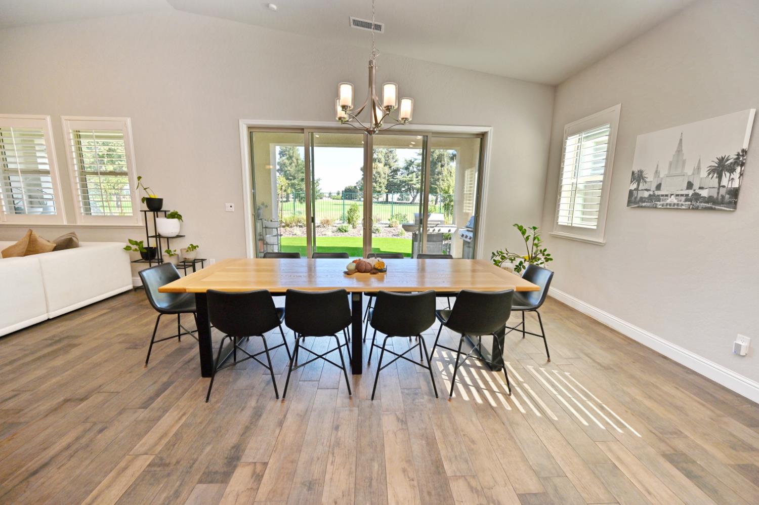 2614 E Via Sofia Dr, Fresno, CA 93730