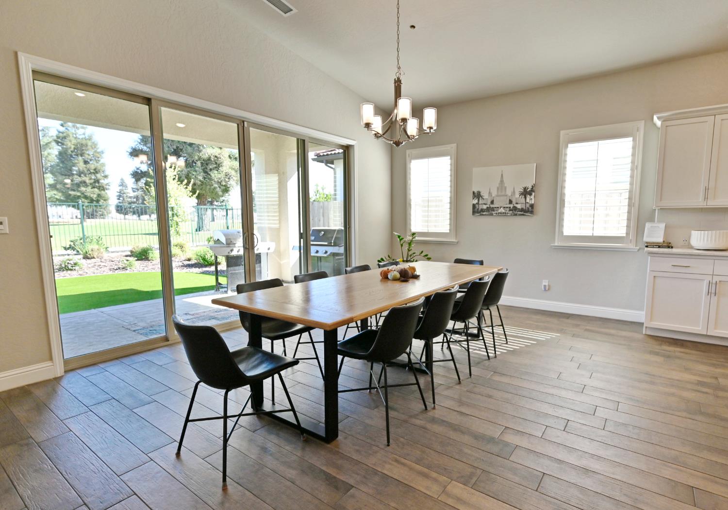 2614 E Via Sofia Dr, Fresno, CA 93730