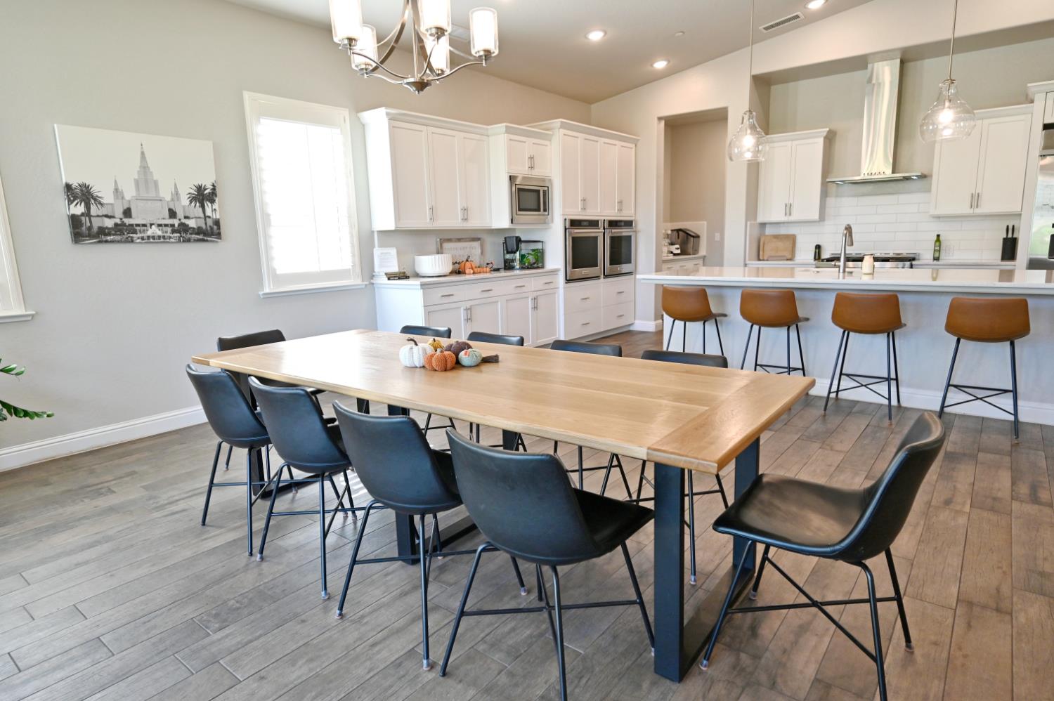 2614 E Via Sofia Dr, Fresno, CA 93730