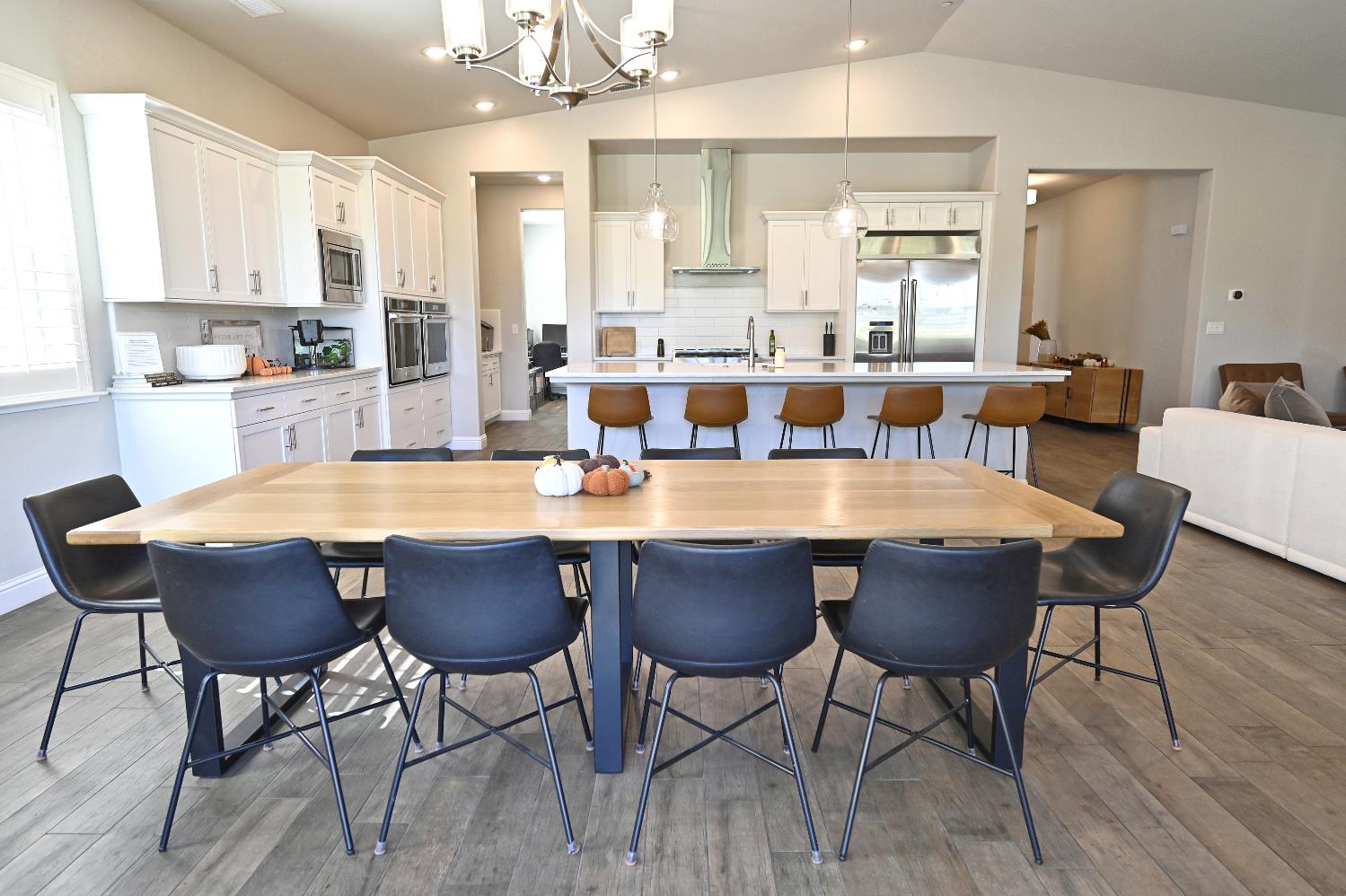 2614 E Via Sofia Dr, Fresno, CA 93730