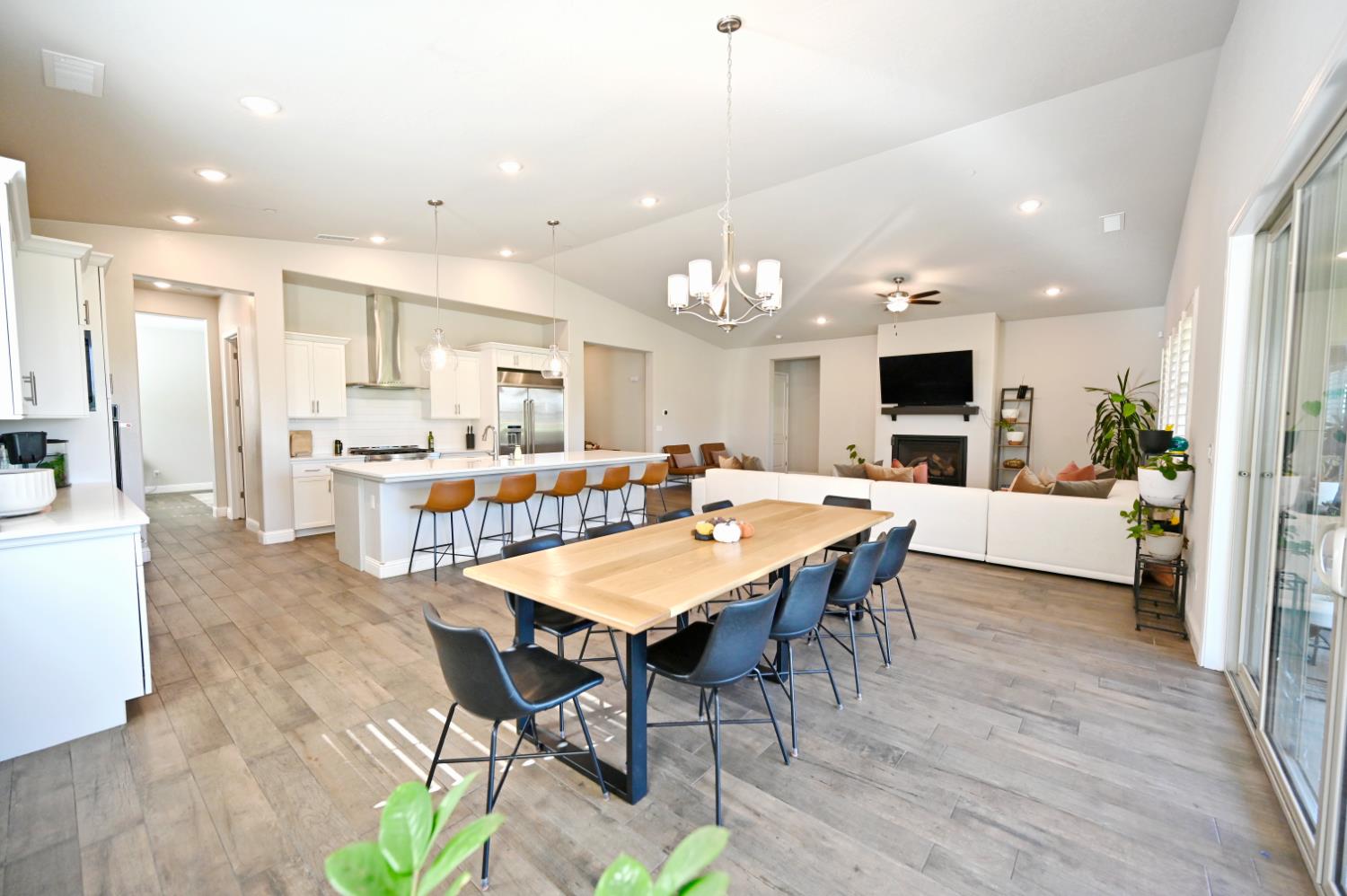 2614 E Via Sofia Dr, Fresno, CA 93730