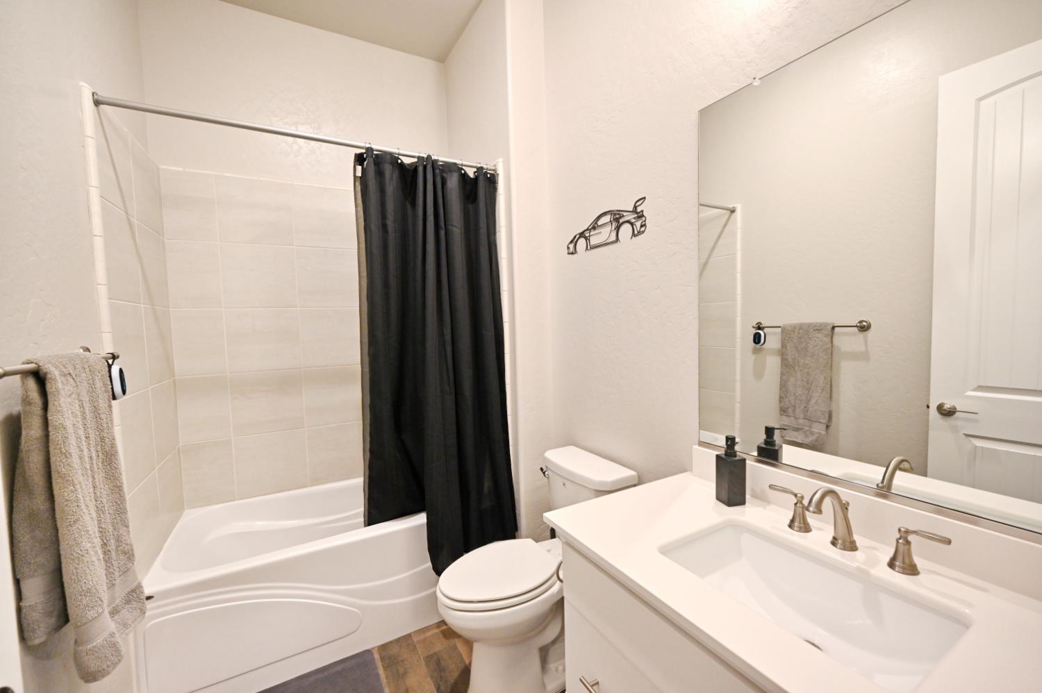 2614 E Via Sofia Dr, Fresno, CA 93730