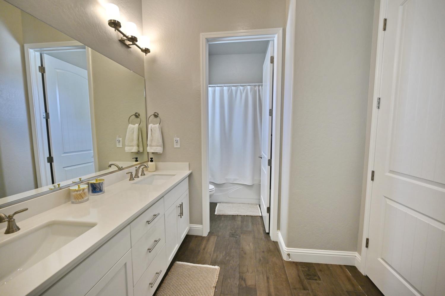 2614 E Via Sofia Dr, Fresno, CA 93730