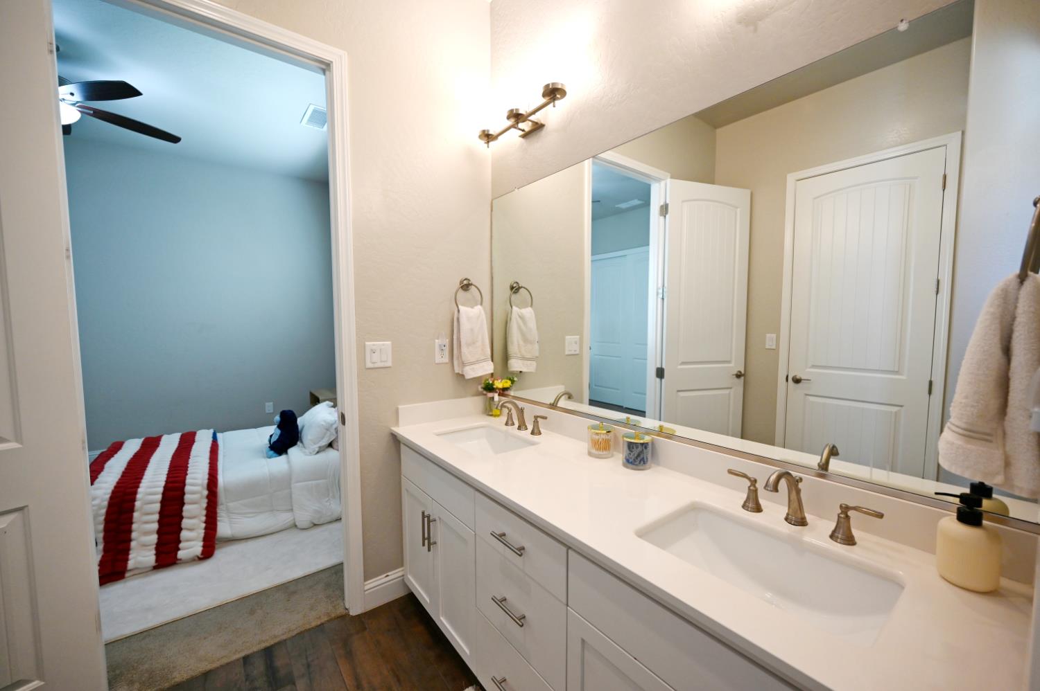 2614 E Via Sofia Dr, Fresno, CA 93730