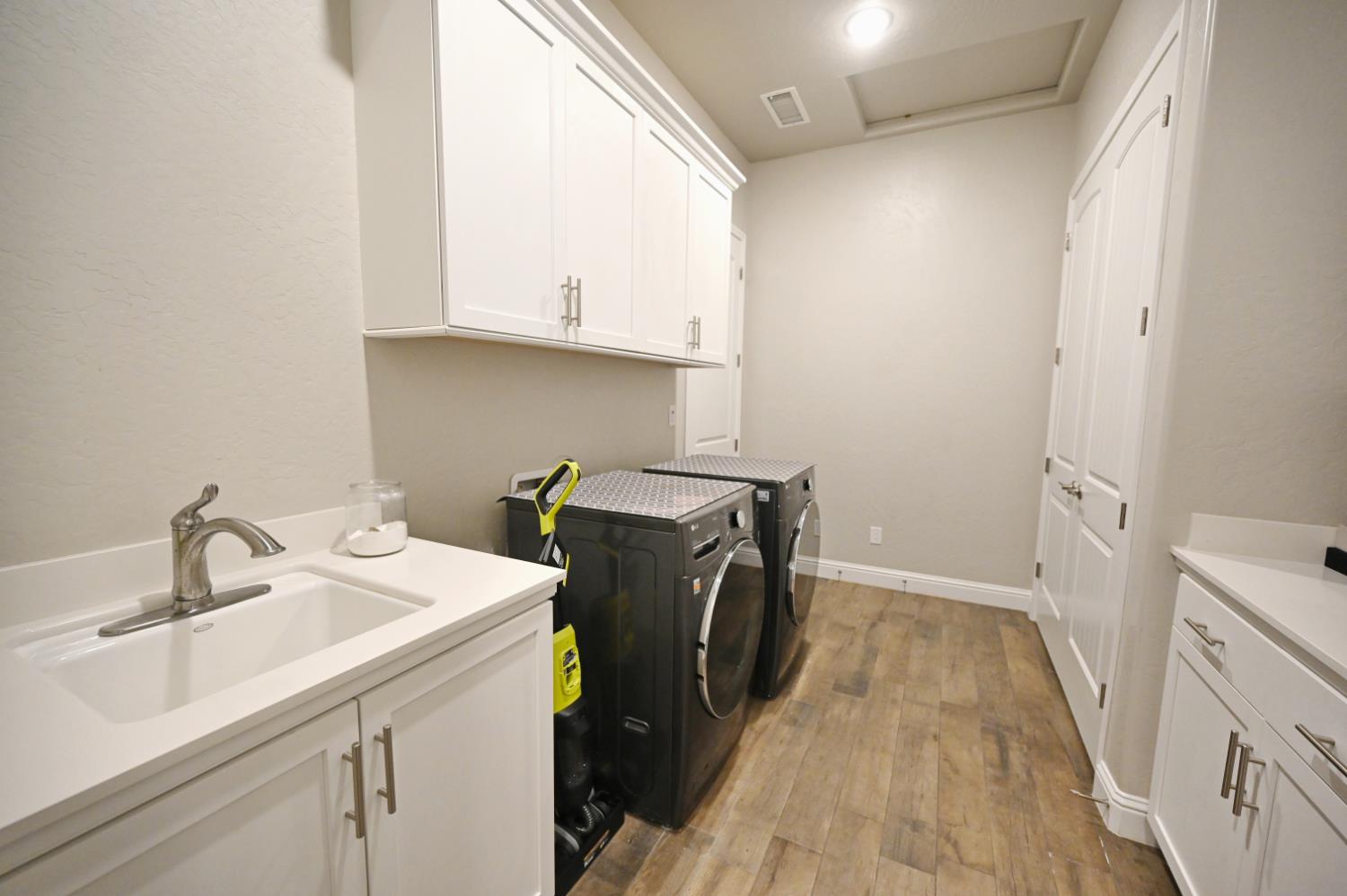 2614 E Via Sofia Dr, Fresno, CA 93730