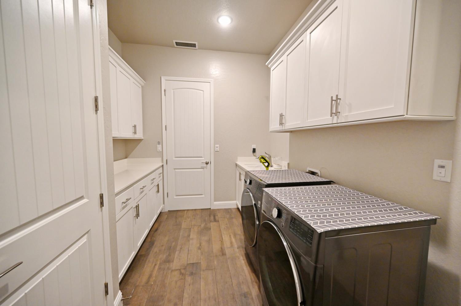 2614 E Via Sofia Dr, Fresno, CA 93730