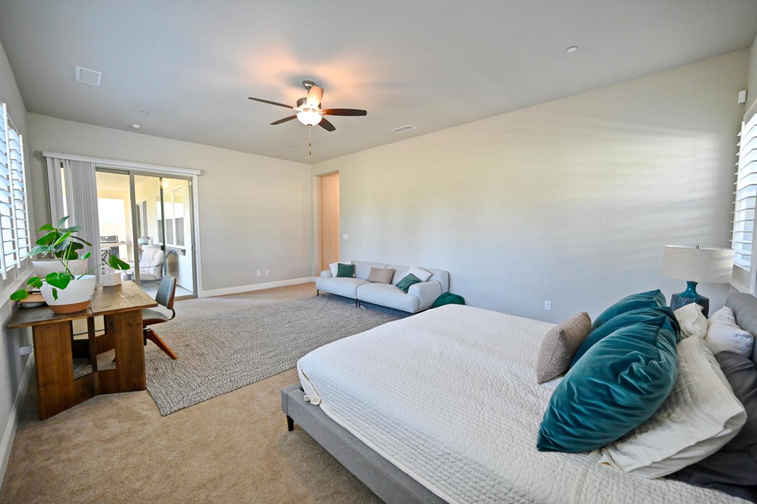2614 E Via Sofia Dr, Fresno, CA 93730