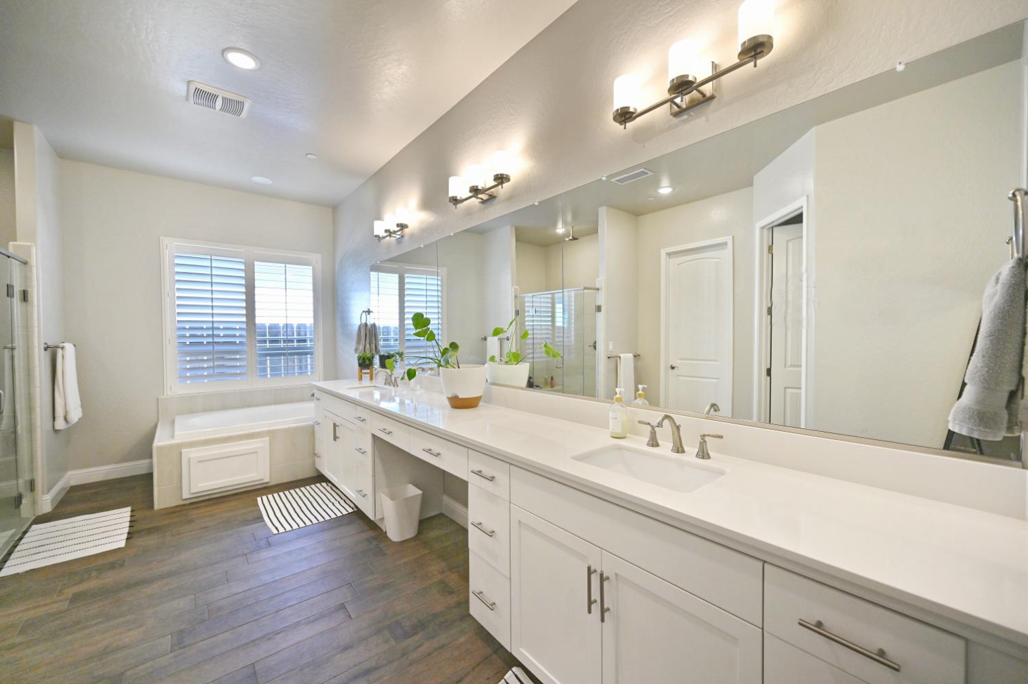 2614 E Via Sofia Dr, Fresno, CA 93730