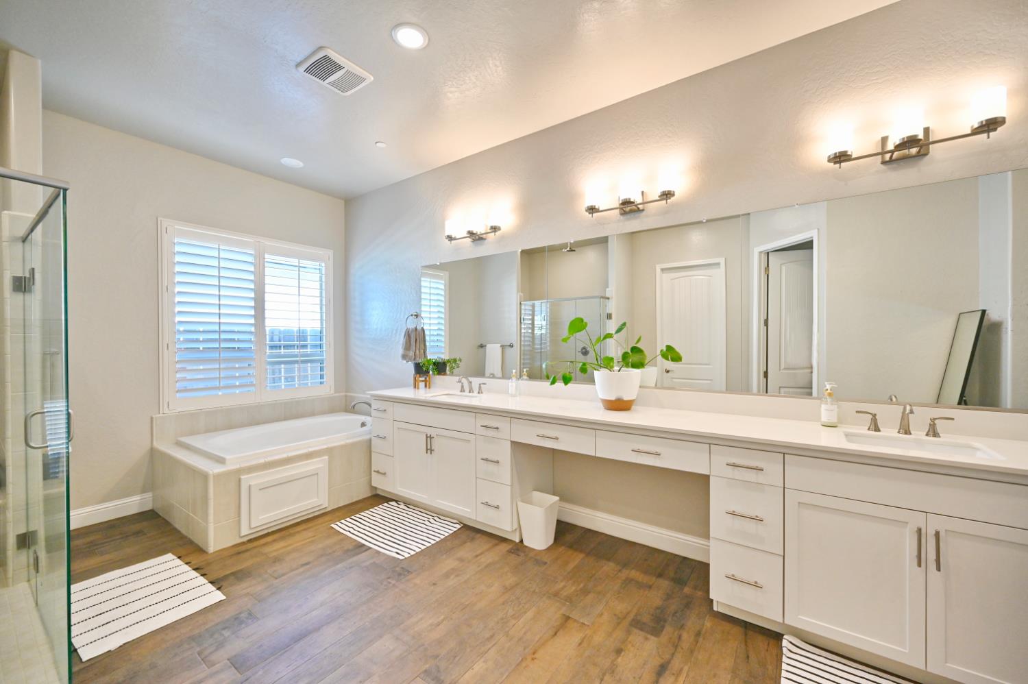 2614 E Via Sofia Dr, Fresno, CA 93730