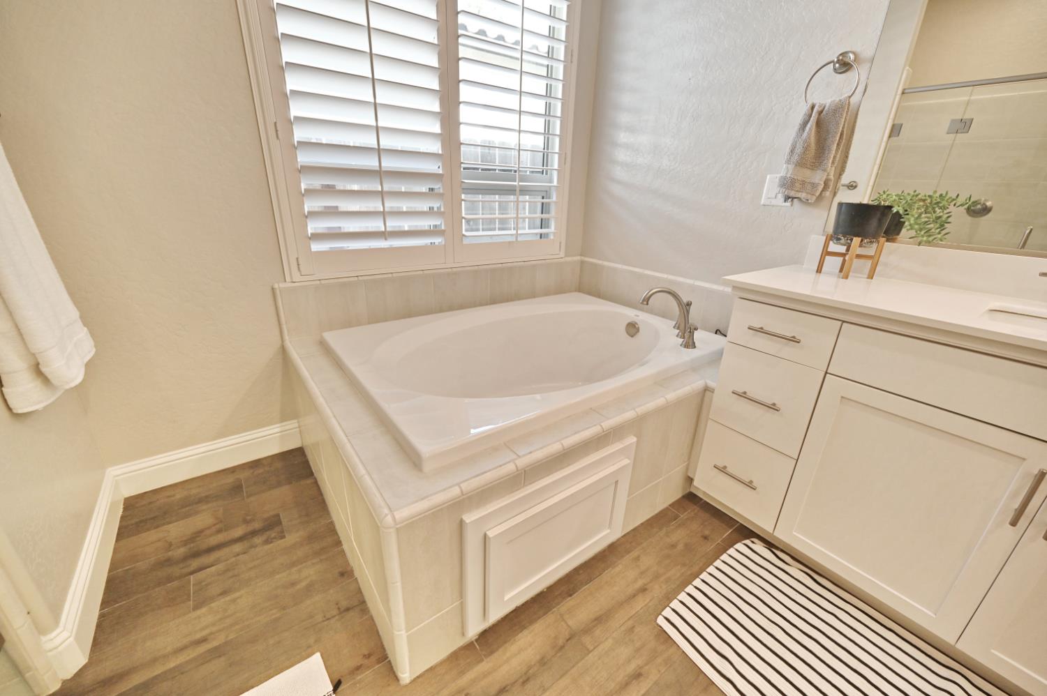 2614 E Via Sofia Dr, Fresno, CA 93730
