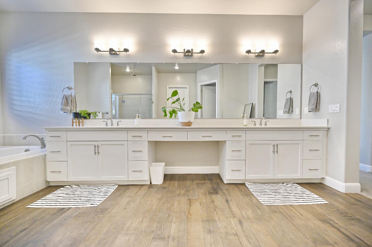 2614 E Via Sofia Dr, Fresno, CA 93730