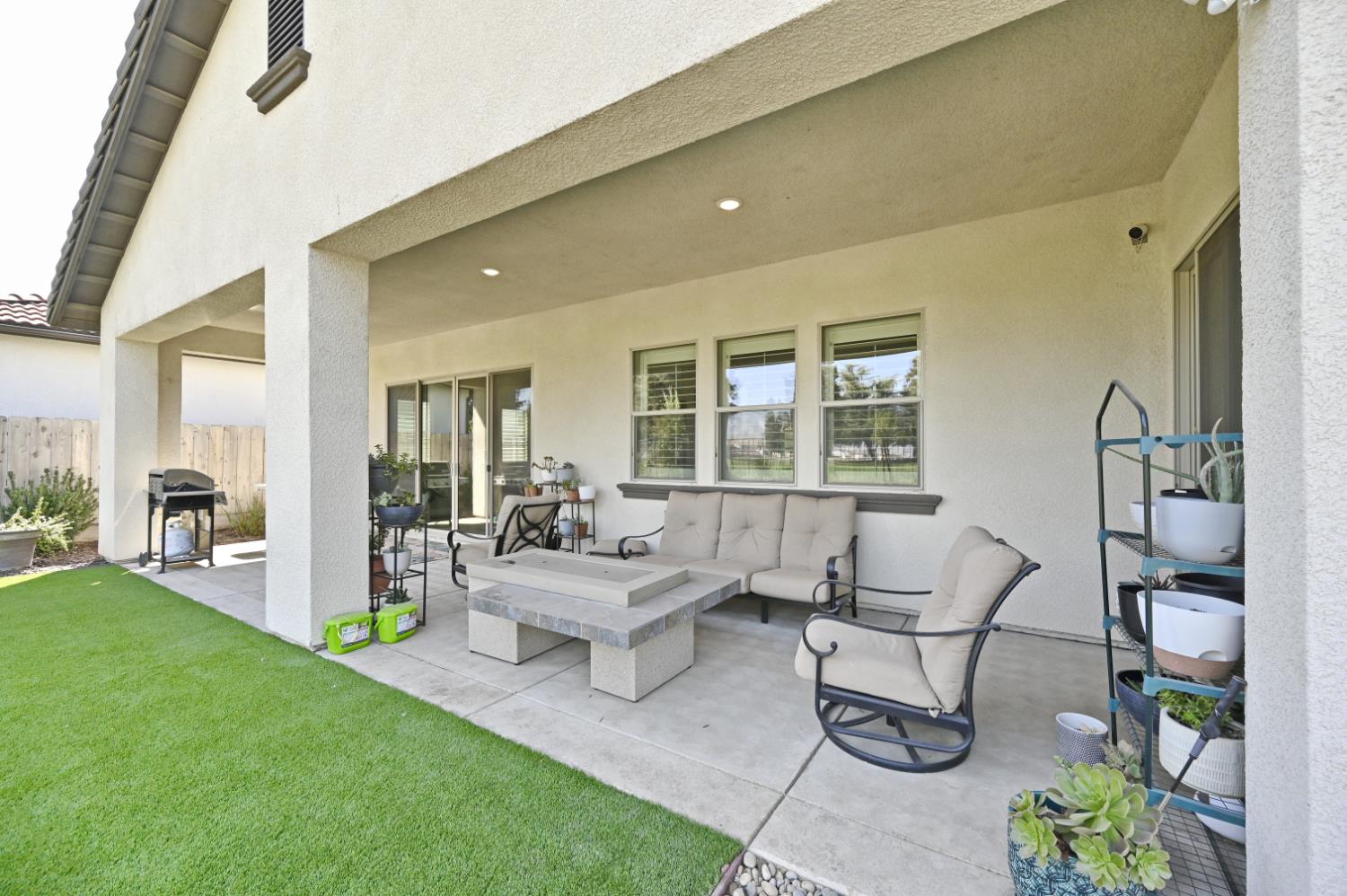 2614 E Via Sofia Dr, Fresno, CA 93730