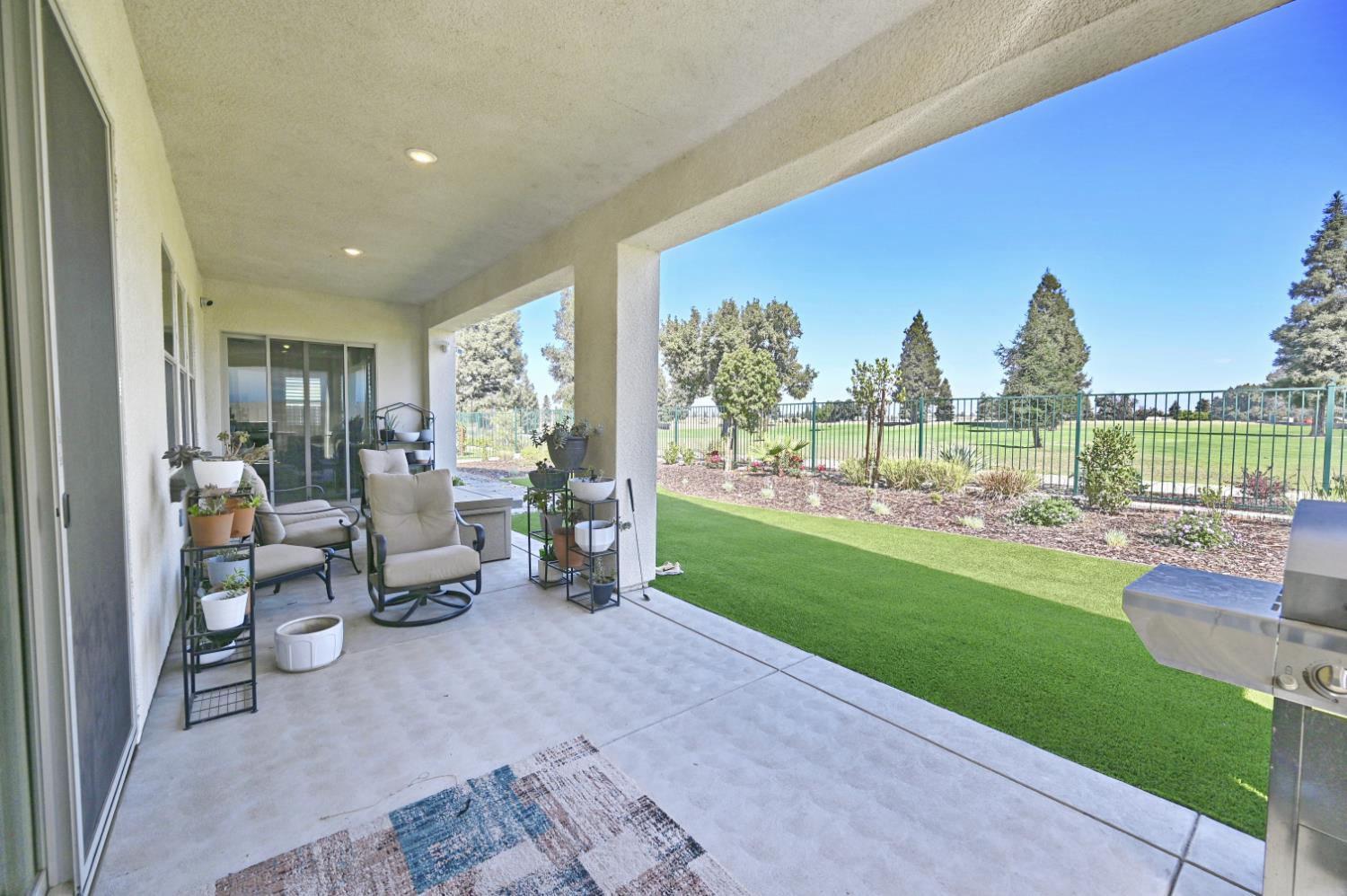 2614 E Via Sofia Dr, Fresno, CA 93730