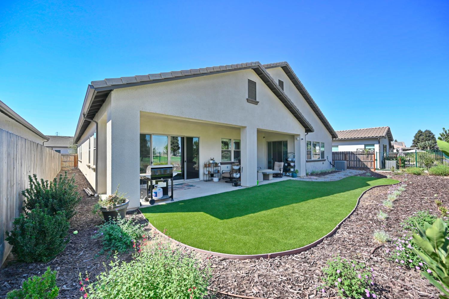 2614 E Via Sofia Dr, Fresno, CA 93730