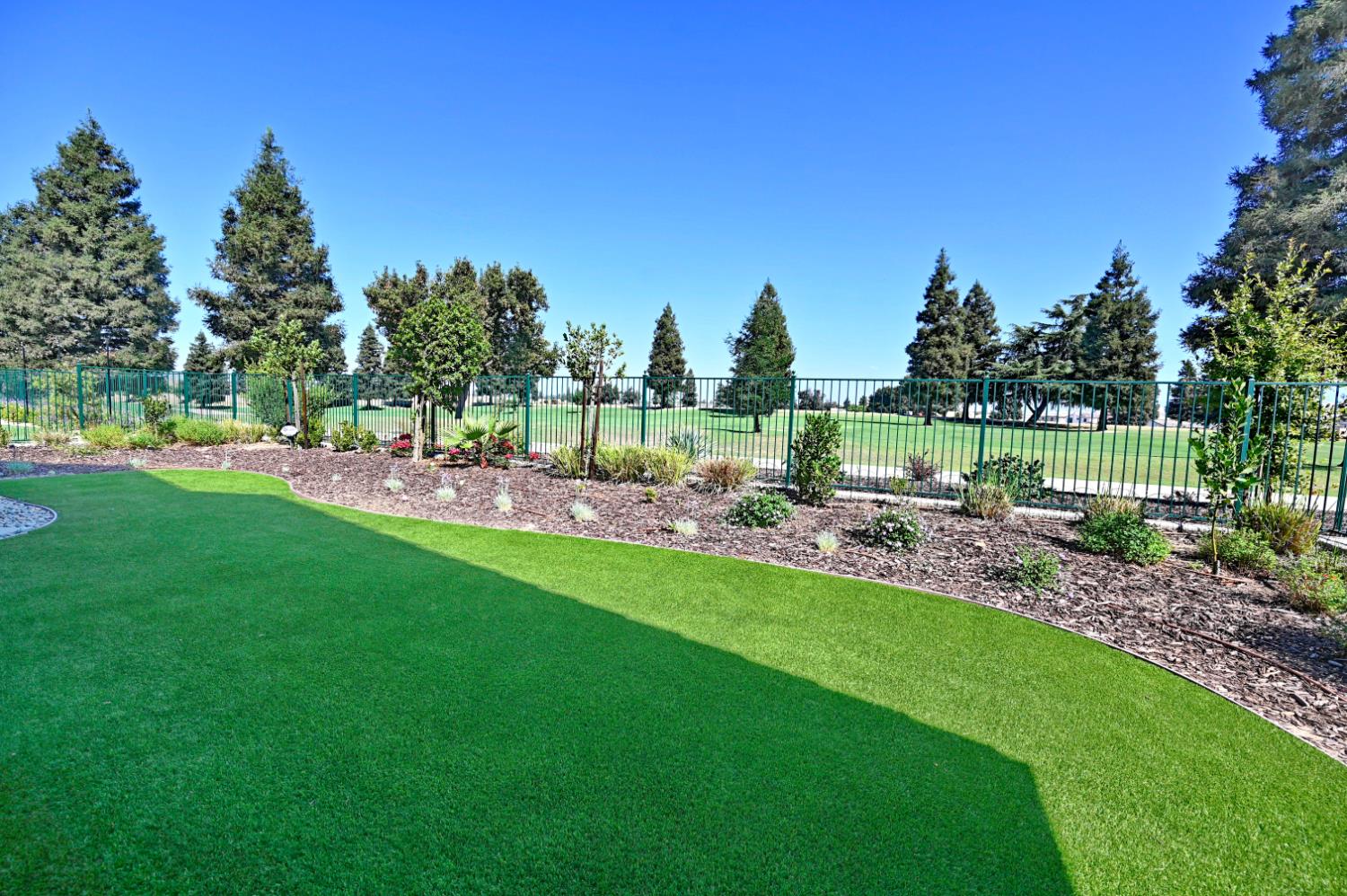 2614 E Via Sofia Dr, Fresno, CA 93730