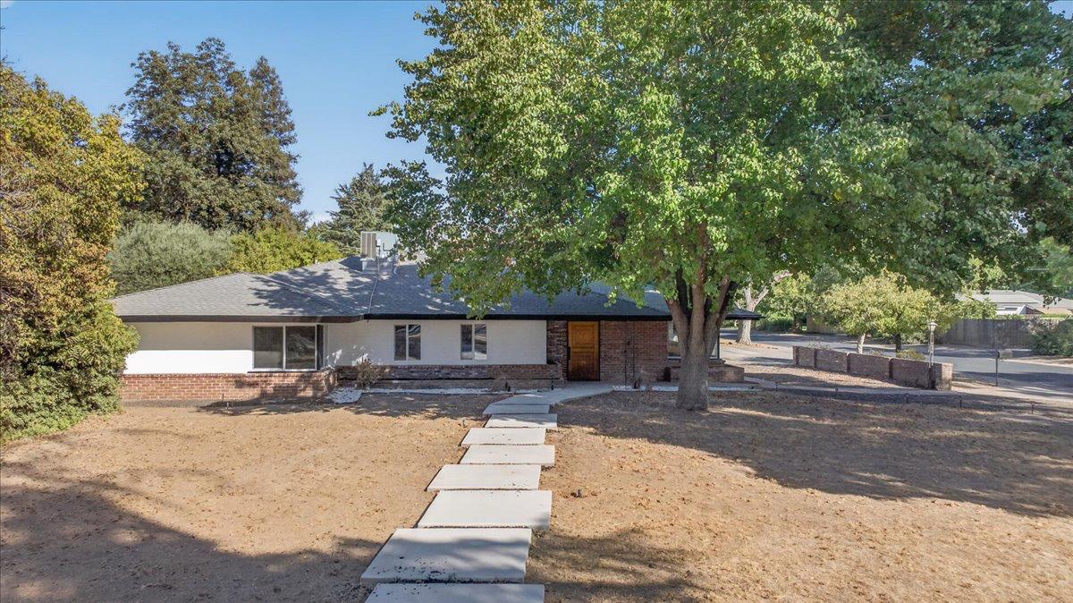 609 E Hampton Way, Fresno, CA 93704