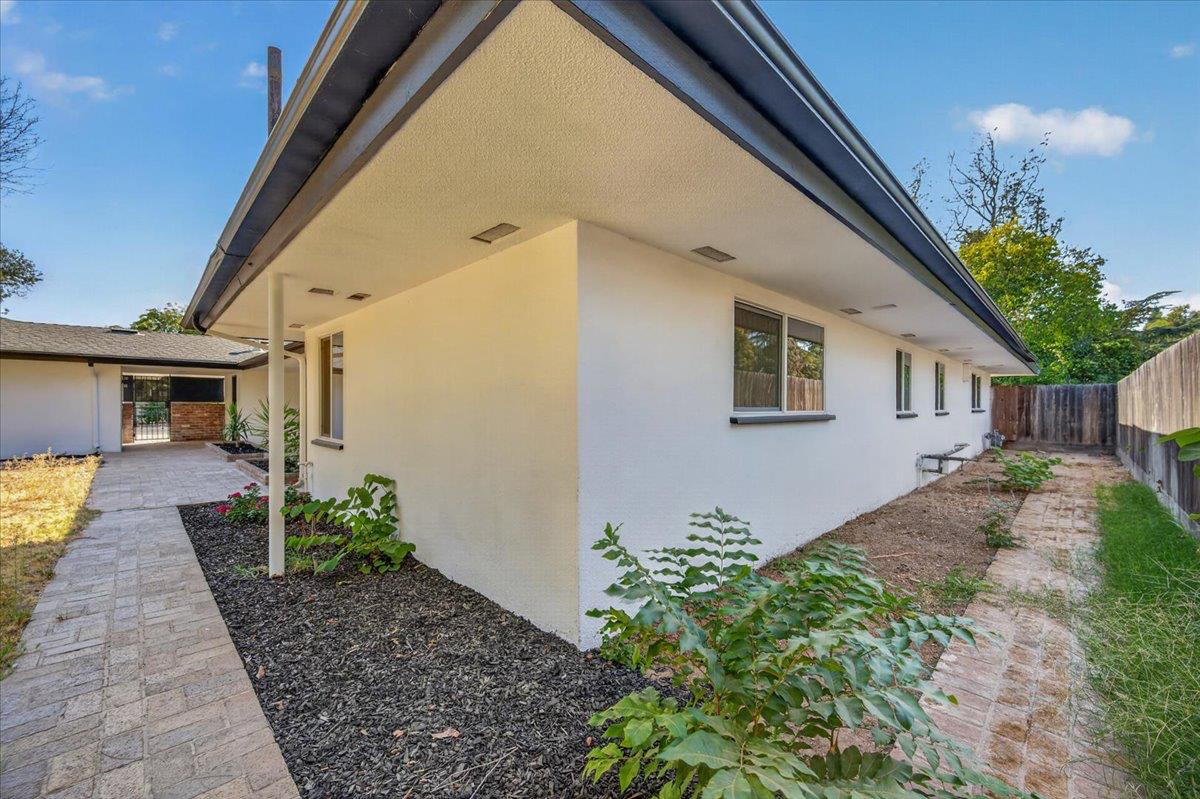 609 E Hampton Way, Fresno, CA 93704