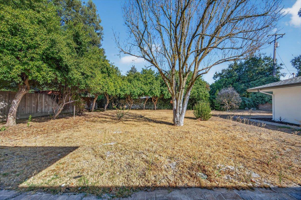 609 E Hampton Way, Fresno, CA 93704