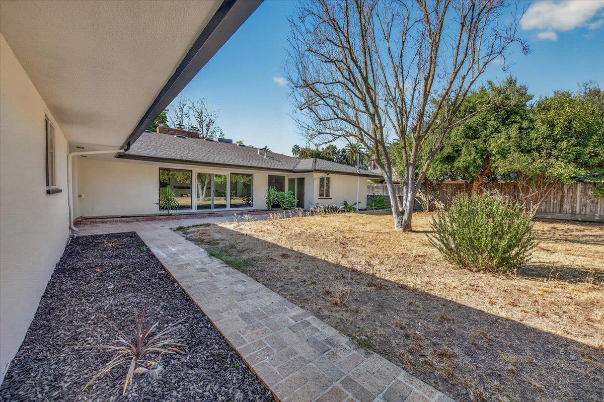 609 E Hampton Way, Fresno, CA 93704