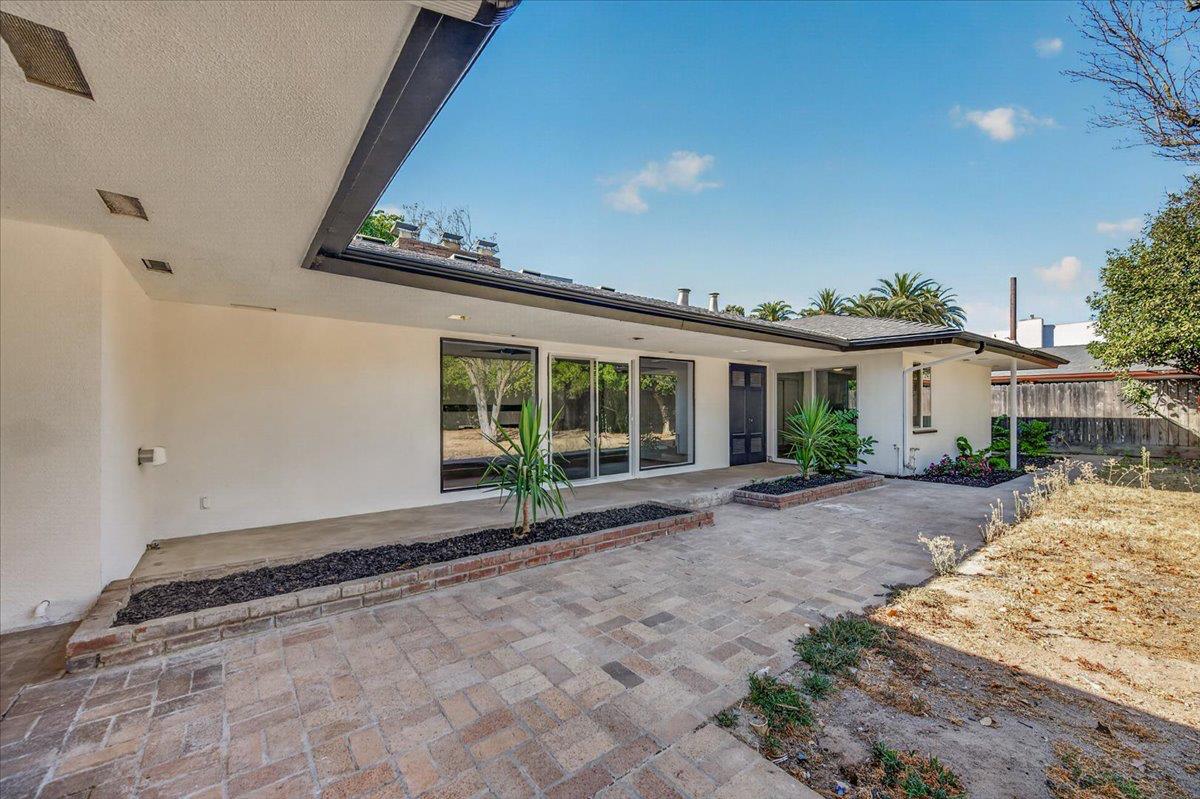 609 E Hampton Way, Fresno, CA 93704