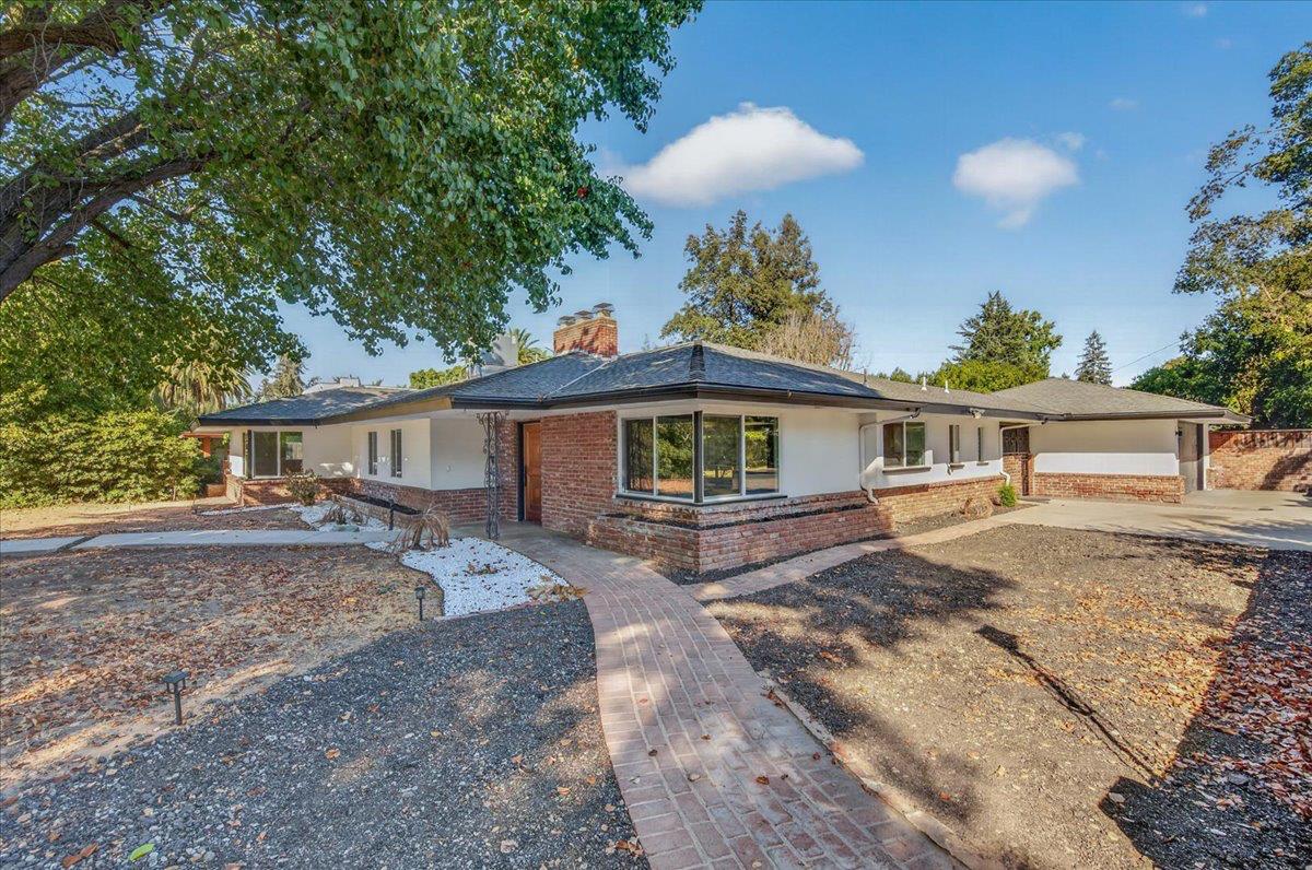 609 E Hampton Way, Fresno, CA 93704