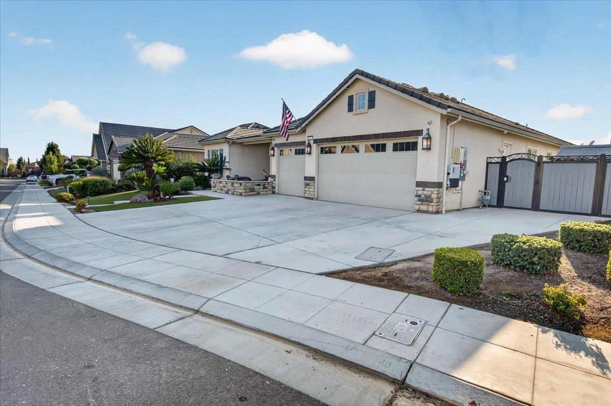 330 Sentinel Dr S, Madera, CA 93636